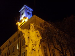 фонтан со статуей Нептуна на площади Рынок