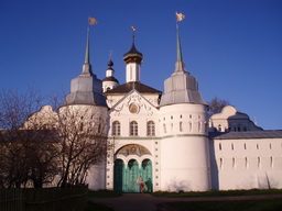 центральные ворота монастыря